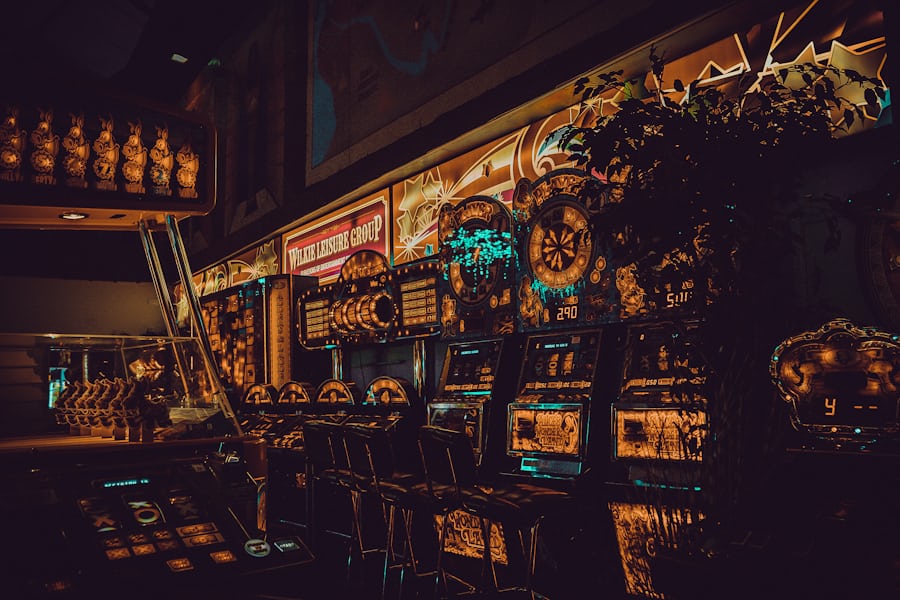 Deretan mesin arcade klasik dengan lampa warna-warni