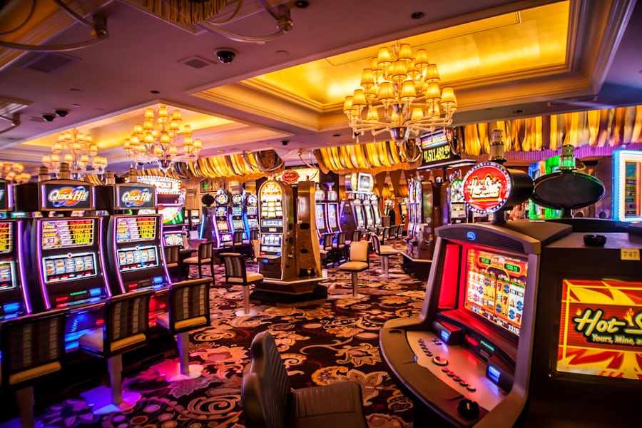 Mesin arcade dengan lampu warna-warni