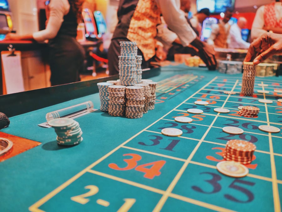 Meja kasino dengan susunan chip poker berwarna-warni