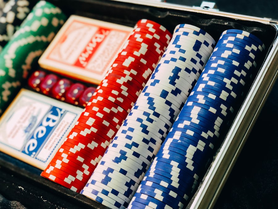 Susunan chip poker berbagai warna di atas meja