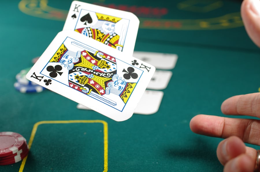 Seseorang bermain poker dengan kartu dan chip di meja