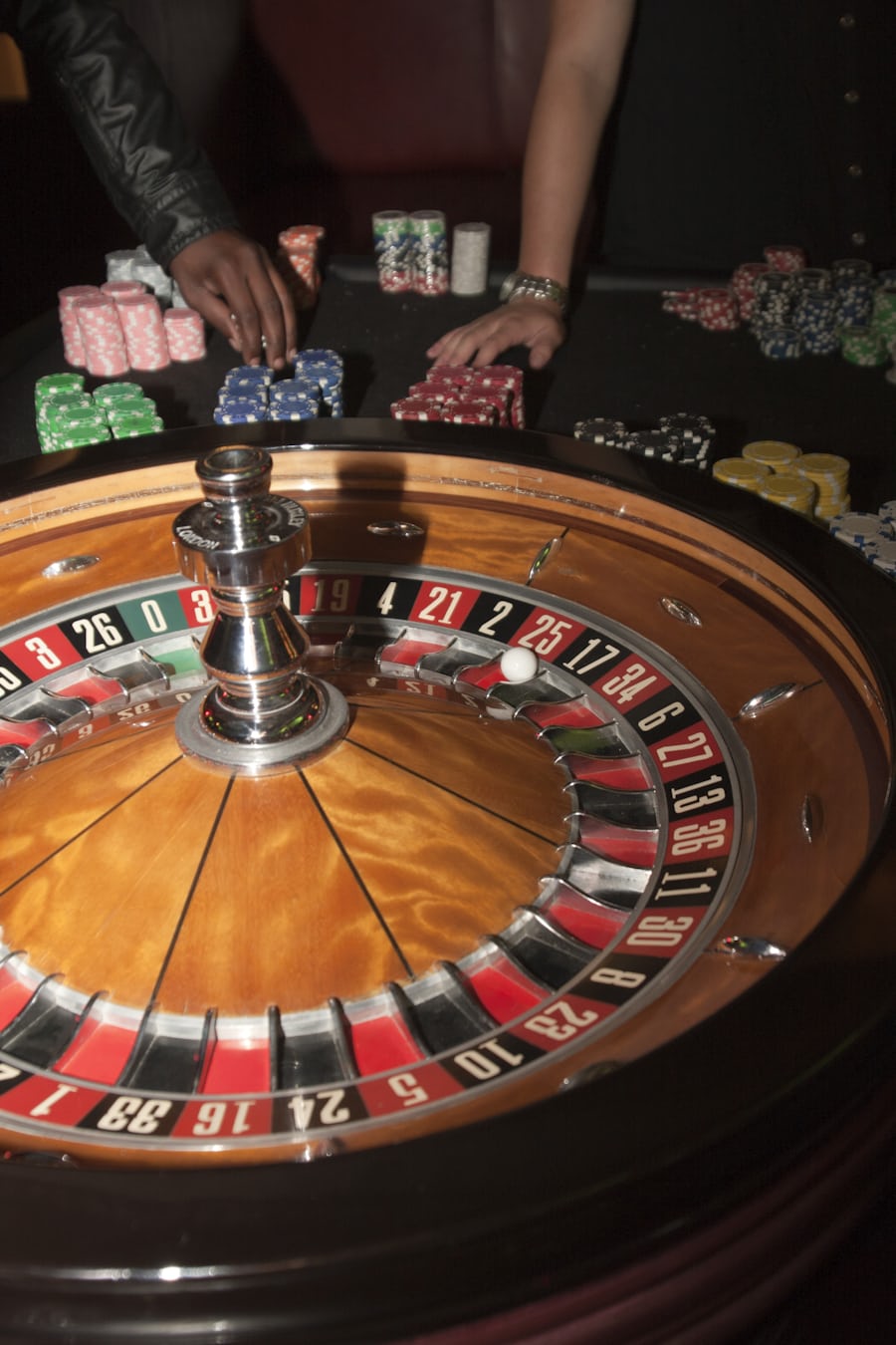 Roda roulette kasino dengan angka merah dan hitam