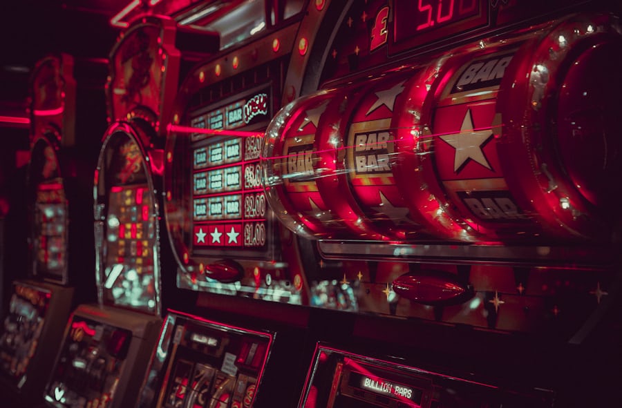Layar mesin slot menampilkan simbol bar dan bintang
